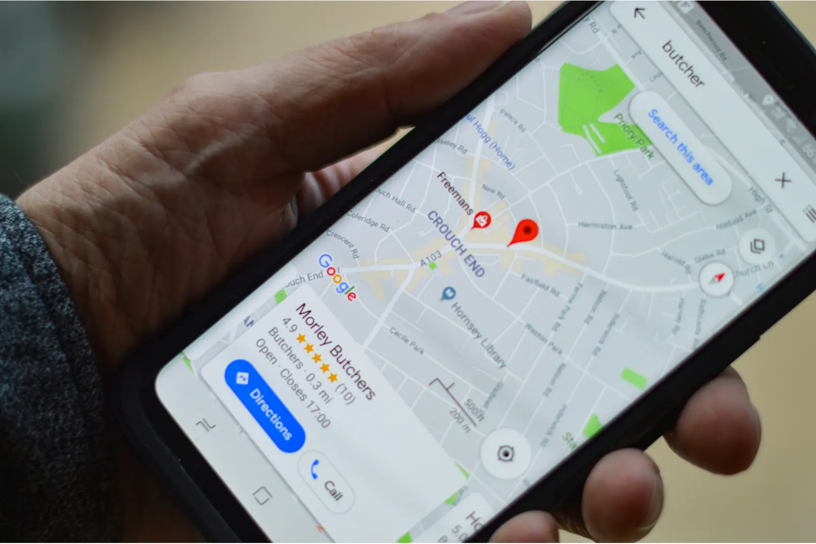 Smartphone met een kaart en een lokaal bedrijfsprofiel in Google Maps
